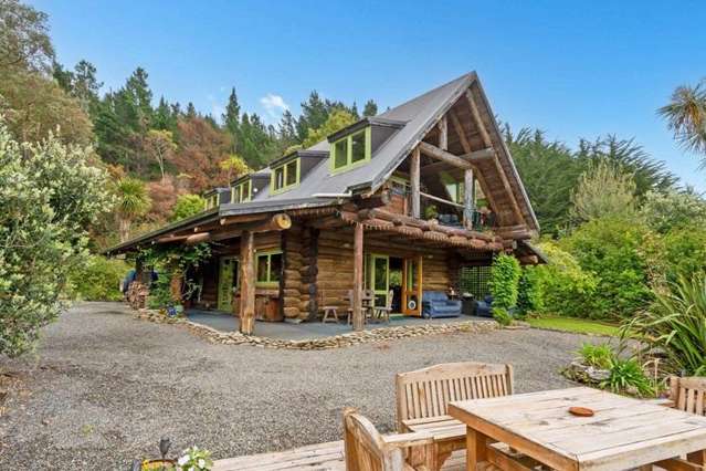 First-home buyers looking for alternative lifestyle snap up log cabin in the ‘middle of nowhere’