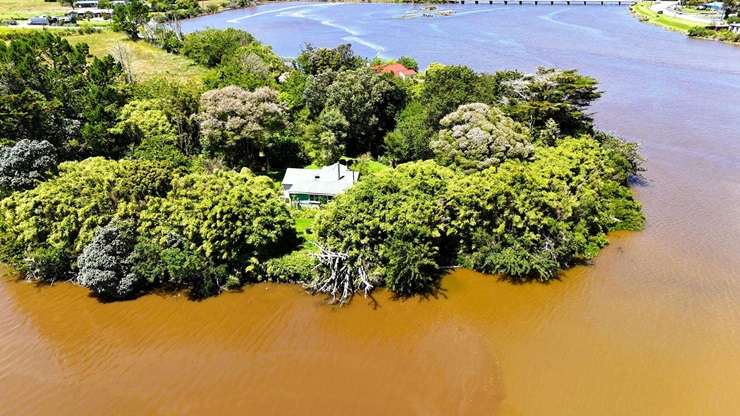 The Kiwiana bach on leasehold land on Snodgrass Road, in Westport, Buller, sold after the price was dropped to $78,000. Photo / Supplied